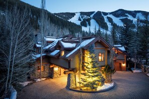 A lodge with a stone facade, wooden exterior, and a snow-covered roof. - Private Sun Valley Lodge | Walk to Lift + Hot Tub (Ketchum)