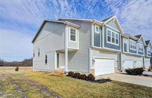 Exterior - Specious 3-bedroom townhome with AC in Lee's Summit (Lee's Summit)