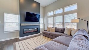 Smart TV y chimenea 