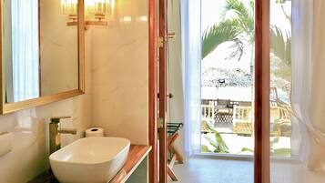 Habitación doble superior, vista al océano | Baño | Regadera, toallas, jabón, shampoo