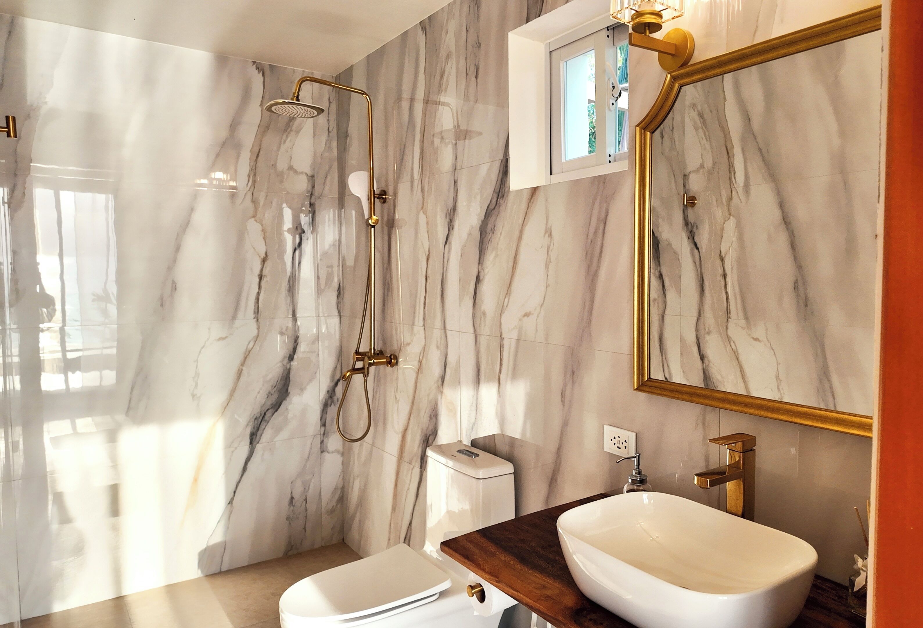 Appartement Deluxe, vue océan | Salle de bain | Douche, serviettes fournies, savon, shampoing