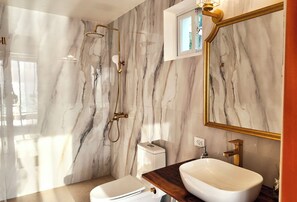 Apartamento luxo, vista para o oceano | Banheiro | Chuveiro, toalhas de banho, sabonete, shampoo