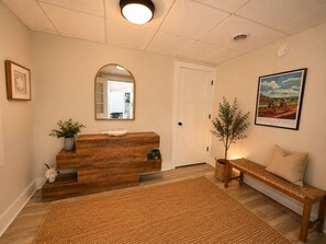 Interior - Cozy Carriage House, Blocks from Track & Broadway (Saratoga Springs)
