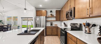 Spacious Modern Villa with Private Yard, Ocala