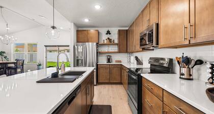 Spacious Modern Villa with Private Yard, Ocala