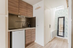 Refrigerador, microondas, cafetera/tetera, tostadora