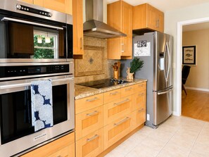Fridge, microwave, oven, stovetop - The Meantime in Sewanee (Sewanee)