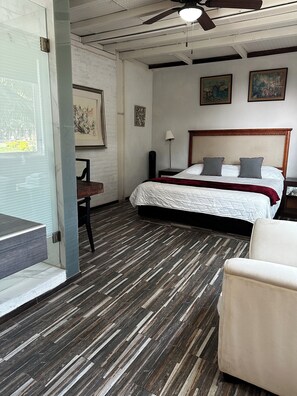 A hotel room with a bed, a chair, a desk, and a ceiling fan. - Casa vintage & eventos (Yautepec)