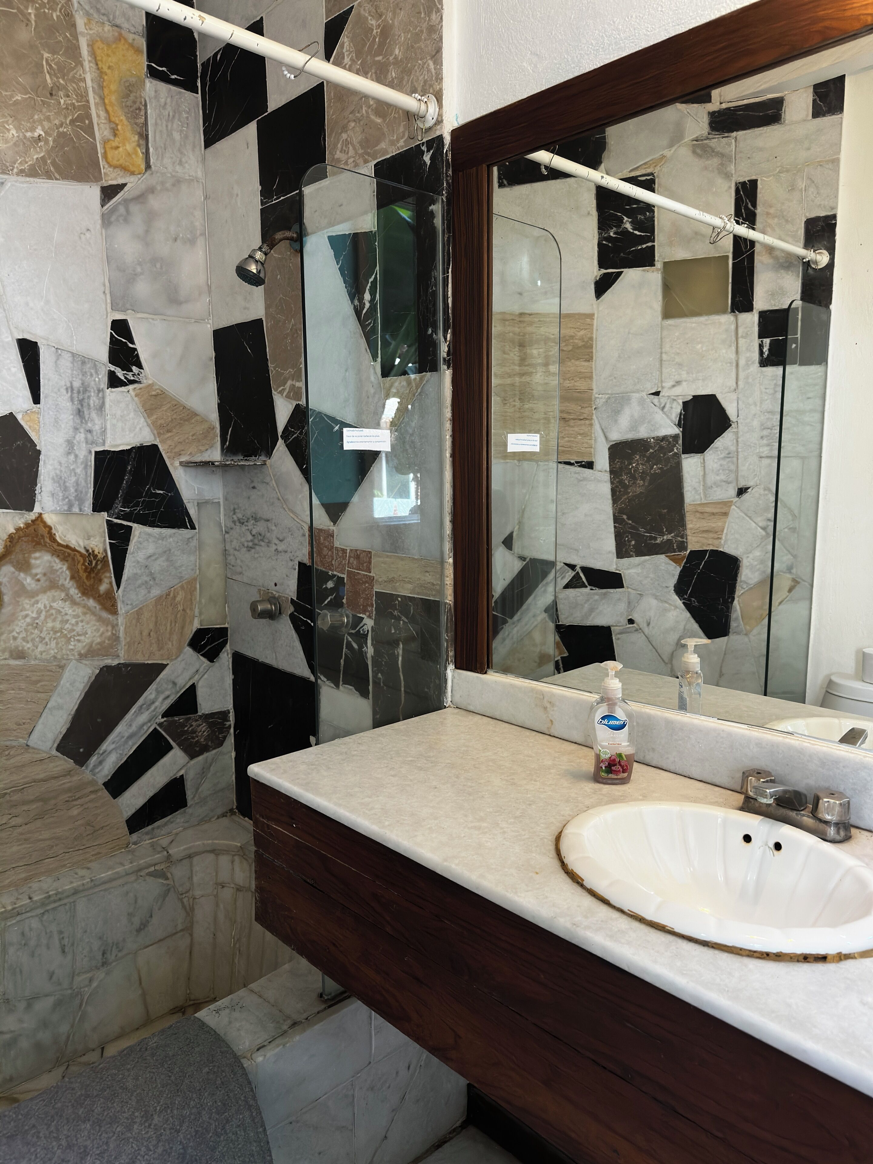 Habitación doble Deluxe, baño privado, vista al jardín | Baño | Regadera y toallas 