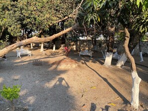 A park with benches, trees, and a stone wall. - Casa vintage & eventos (Yautepec)
