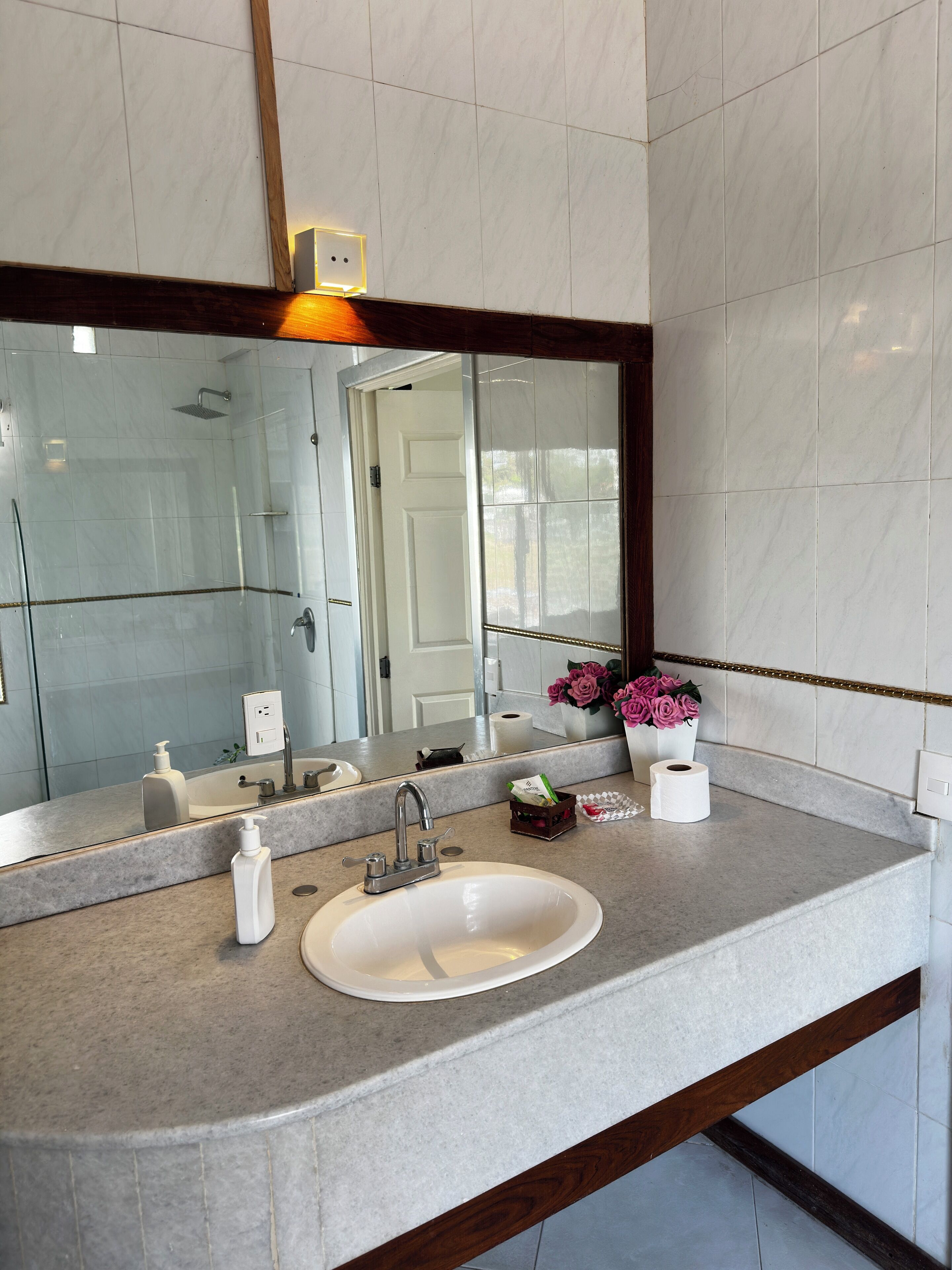 Habitación superior, vista al jardín | Baño | Regadera y toallas 