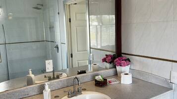 Habitación superior, vista al jardín | Baño | Regadera y toallas