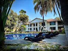 Una piscina al aire libre
