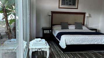 Habitación clásica, baño privado, vista al jardín | Escritorio y wifi gratis