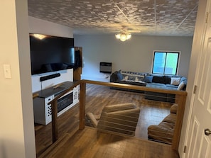 Ein modernes Wohnzimmer mit Küche, Essbereich und einer Sofagarnitur.