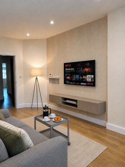 Modern Bungalow with Parking for 2 | Long Stays
