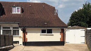 Ein Wohnhaus mit Garage, Auffahrt und blauem Himmel.