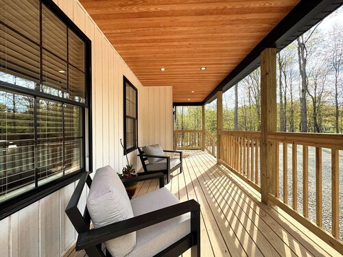 Luxury Retreat with Heated pool, sauna and jacuzzi