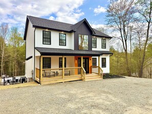 Exterior - Luxury Retreat with Heated pool, sauna and jacuzzi (Covington township)