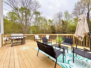 Outdoor dining - Luxury Retreat with Heated pool, sauna and jacuzzi (Covington township)