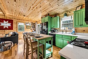 Wasserkocher mit Kaffee-/Teezubehör, Kühlschrank, Mikrowelle, Ofen