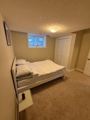 2 habitaciones, tabla de planchar con plancha, wifi y ropa de cama 