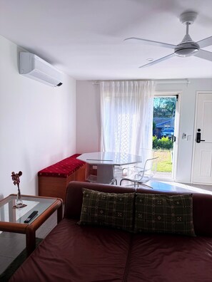 Smart TV - Near Movie World & Wet'n'Wild | 2BR Home | Parking (Oxenford)