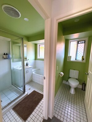 Towels, soap, shampoo, toilet paper - Near Movie World & Wet'n'Wild | 2BR Home | Parking (Oxenford)