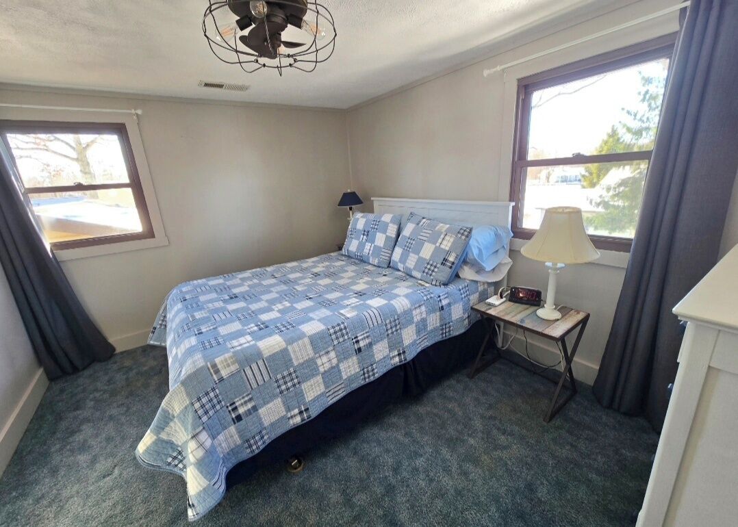 5 bedrooms, iron/ironing board, WiFi, bed sheets