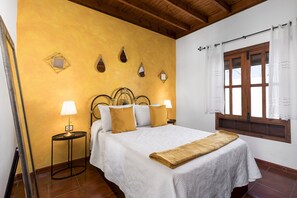 Tabla de planchar con plancha, wifi y ropa de cama 
