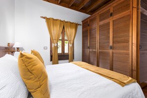 Tabla de planchar con plancha, wifi y ropa de cama 