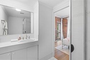 Een douche, een haardroger, handdoeken, zeep