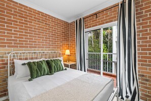 2 slaapkamers, een strijkplank/strijkijzer, reisbedje, gratis wifi