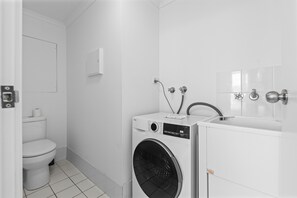 Dusche, Haartrockner, Handtücher, Seife