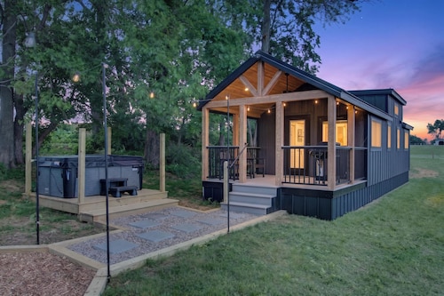 Private Tiny Home Surrounded By Farmland W/Hottub