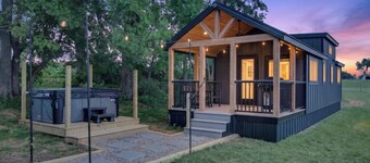 Private Tiny Home Surrounded By Farmland W/Hottub