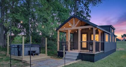 Private Tiny Home Surrounded By Farmland W/Hottub