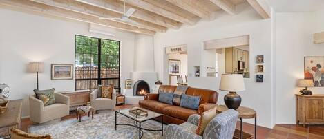 Smart TV y chimenea