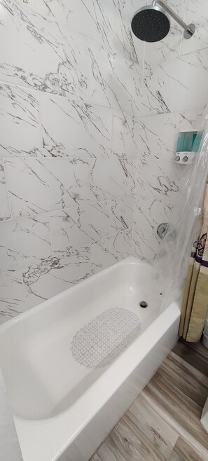 Sèche-cheveux, serviettes fournies, savon, papier toilette