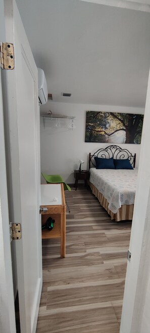 Een strijkplank/strijkijzer, wifi, beddengoed