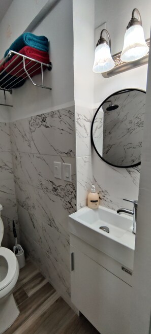 Sèche-cheveux, serviettes fournies, savon, papier toilette