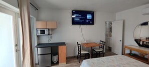 Een strijkplank/strijkijzer, wifi, beddengoed