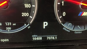 Velocímetro e tacômetro de um carro, com a letra 'P' indicando que o veículo está em ponto morto.