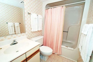 Ein Badezimmer mit Waschbecken, Toilette und Dusche.