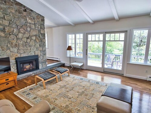 Quiet Wooded Acre in Tiverton Near the Beach, 2 Decks, Big Yard & Great Kitchen