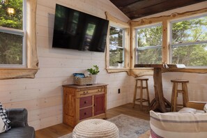 Smart TV, video games, books - "Treedom", Treehouse with a Disc Golf Course, Hot Tub, Arcade, Firepit and Slide (Jonesborough)