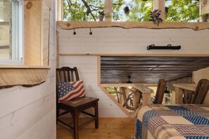 2 bedrooms, free WiFi, bed sheets - "Treedom", Treehouse with a Disc Golf Course, Hot Tub, Arcade, Firepit and Slide (Jonesborough)