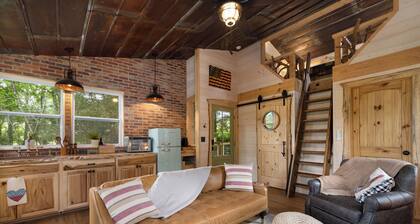 "Treedom", Treehouse with a Disc Golf Course, Hot Tub, Arcade, Firepit and Slide