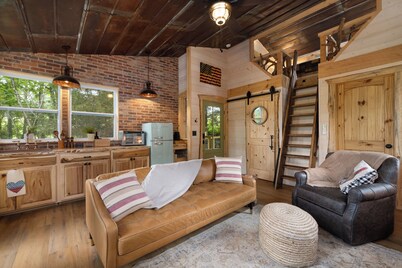 "Treedom", Treehouse with a Disc Golf Course, Hot Tub, Arcade, Firepit and Slide