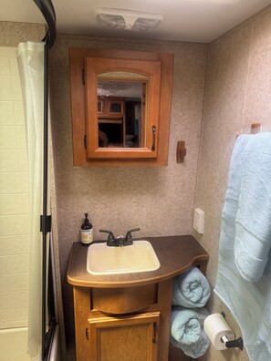 Haartrockner, Handtücher, Seife, Toilettenpapier
